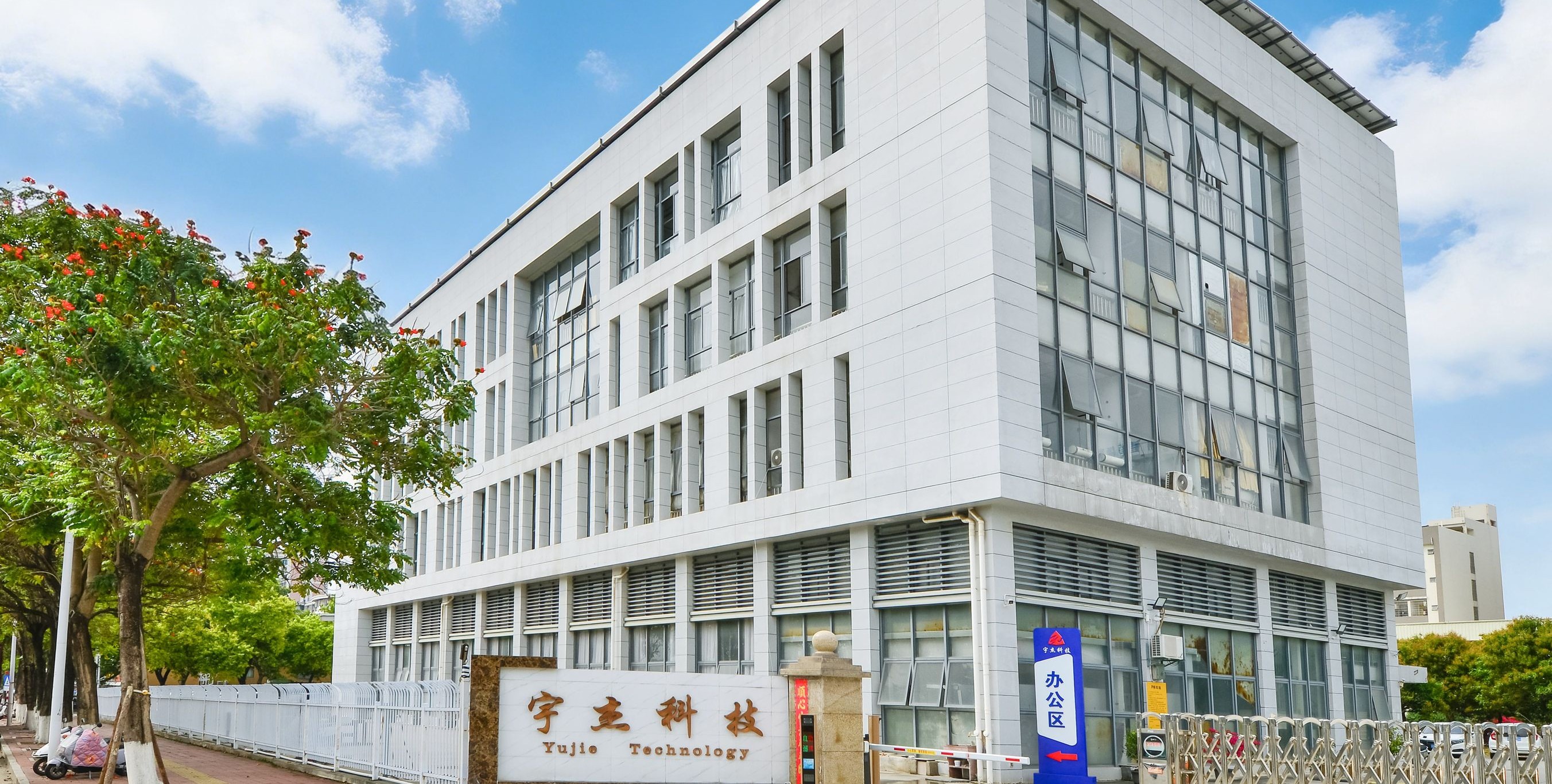 以中國(guó)智造，為全球提供高品質(zhì)自動(dòng)化包裝解決方案。